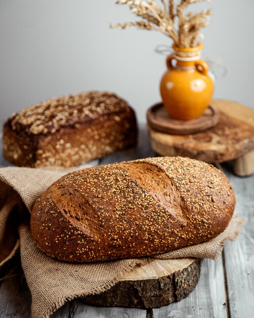 pane di grano sul tavolo