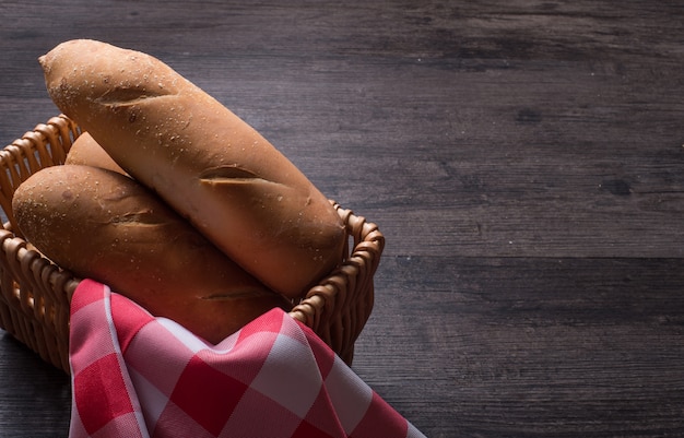 Pane di segale affettato sul tavolo