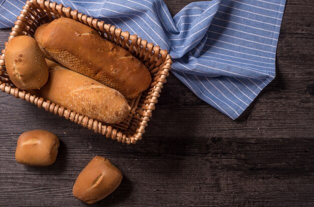 Pane di segale affettato sul tavolo