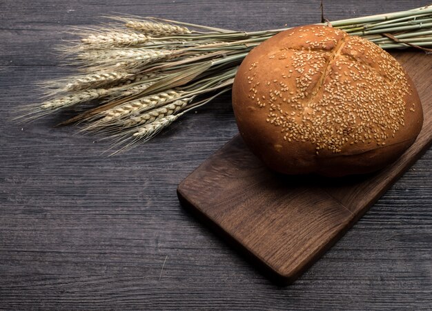 Pane di segale affettato sul tavolo