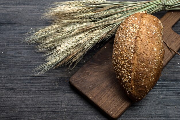 Pane di segale affettato sul tavolo