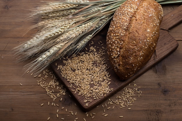 Pane di segale affettato sul tavolo