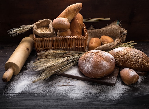 Pane di segale affettato sul tavolo