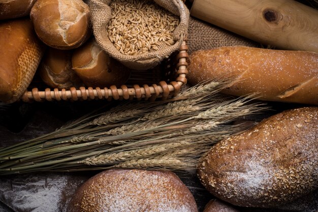 Pane di segale affettato sul tavolo