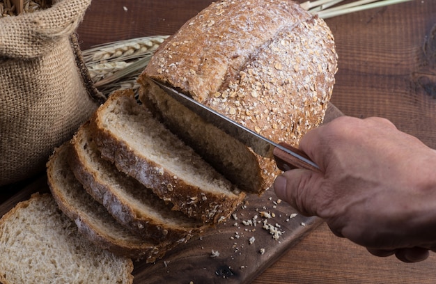 Pane di segale affettato sul tavolo