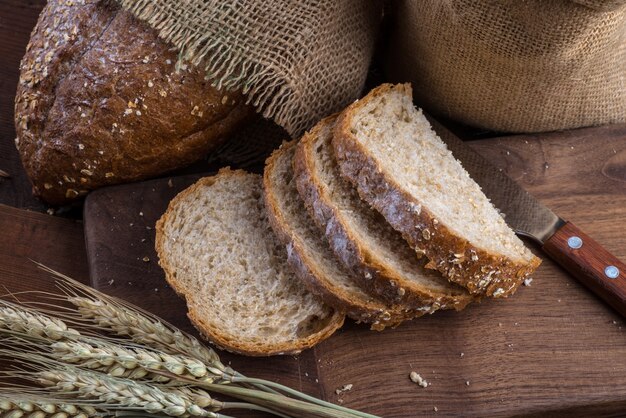 Pane di segale affettato sul tavolo