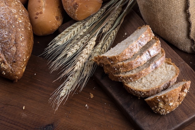 Pane di segale affettato sul tavolo