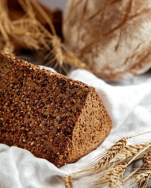 pane di segale con grano sul tavolo