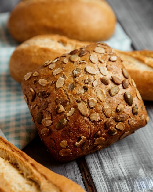 Pane di semi di zucca sul tavolo