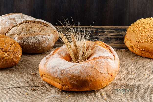 Pane di vista laterale con orzo sulla superficie strutturata del sacco. orizzontale