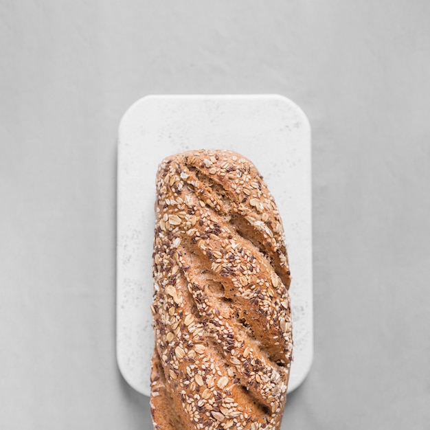 Pane di vista superiore sul tagliere bianco