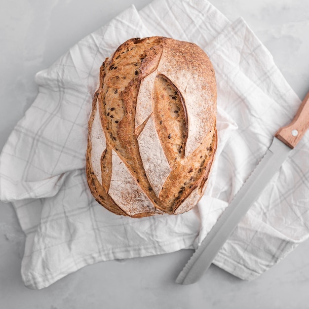 Pane di vista superiore sul tovagliolo bianco