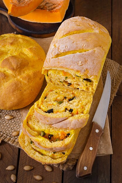 Pane di zucca fatto in casa fresco e fette ed olive di zucca