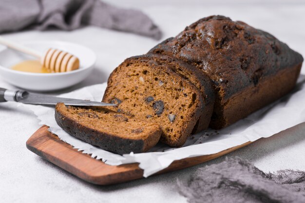 Pane dolce sul piatto con miele