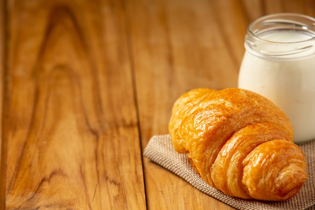 Pane e latte, metti un bicchiere, metti il vecchio pavimento di legno.