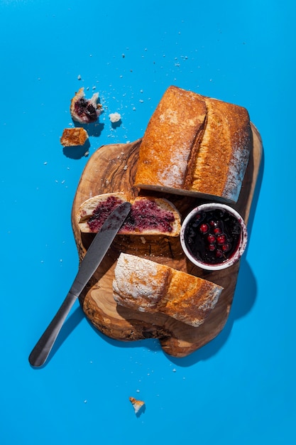 Pane e marmellata con le briciole avanzate