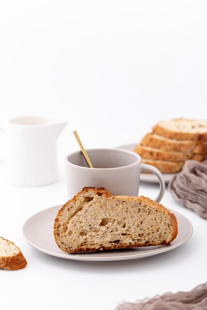 Pane e tazza di caffè al forno di vista frontale