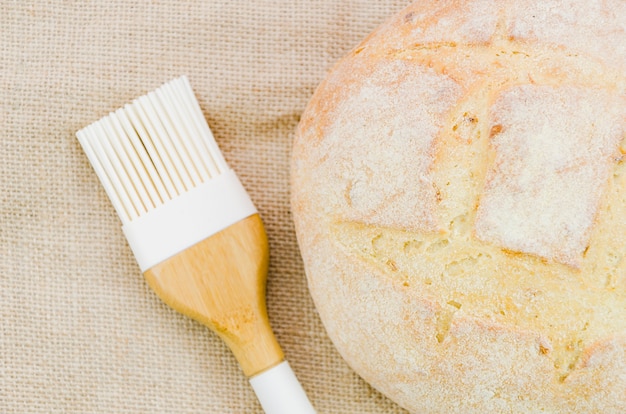 Pane fatto a mano con ingredienti e utensili da cucina