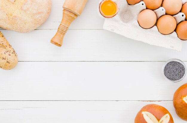 Pane fatto a mano con ingredienti e utensili da cucina