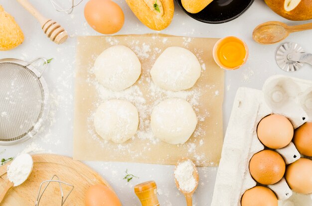 Pane fatto a mano con ingredienti e utensili da cucina