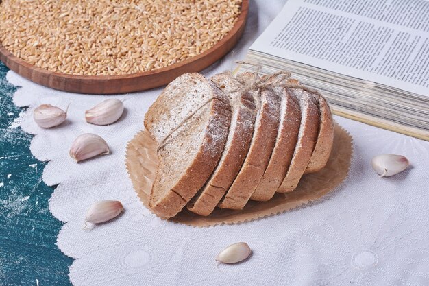 Pane fatto da farina per tutti gli usi sulla tavola blu.
