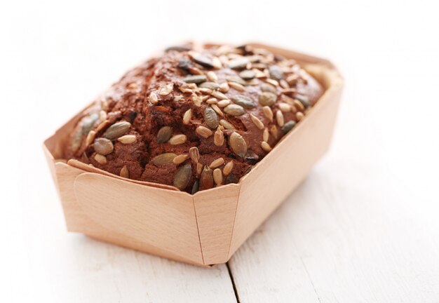 Pane fatto in casa con cereali in una scatola