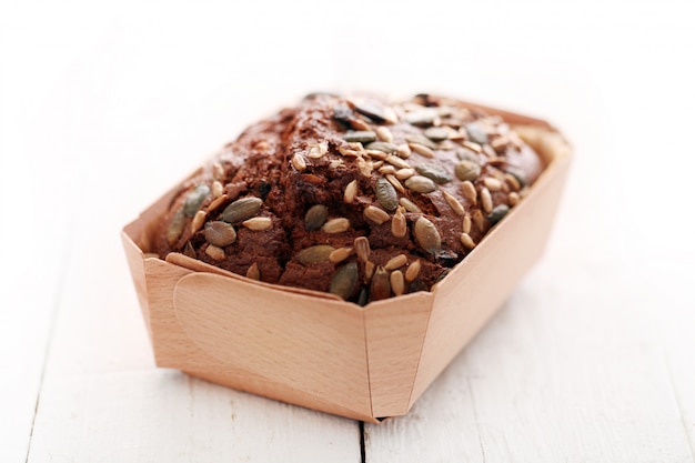 Pane fatto in casa con cereali in una scatola