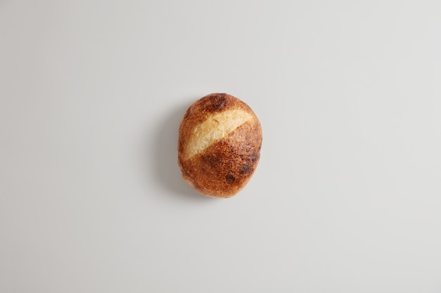 Pane fatto in casa di farro tondo al forno singolo cotto da farina biologica, isolato su sfondo bianco studio. Prodotto da forno gourmet. Pagnotta di pane rustico croccante a lievitazione. Mangiare sano. Concetto di cibo