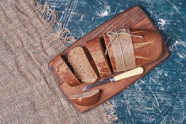 Pane fondente artigianale sul tagliere.