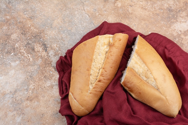 Pane fresco con tovaglia rossa su sfondo marmo