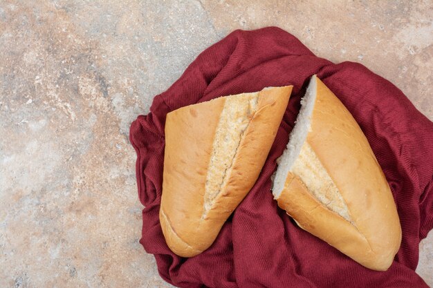 Pane fresco con tovaglia rossa su sfondo marmo