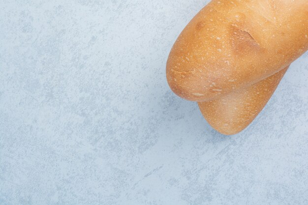 Pane fresco della pagnotta su priorità bassa blu. Foto di alta qualità