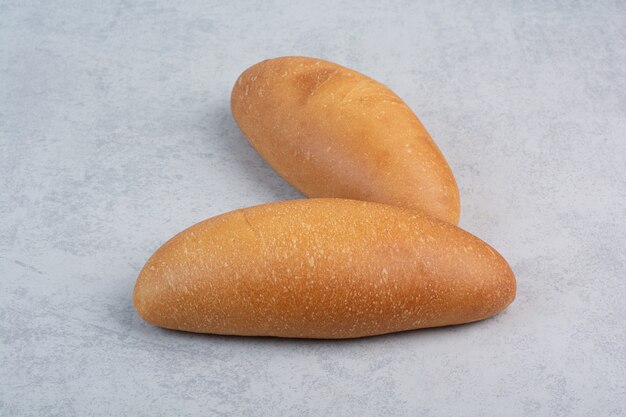 Pane fresco della pagnotta su priorità bassa blu. Foto di alta qualità