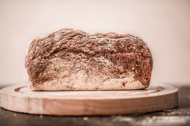 pane fresco e delizioso sul tavolo