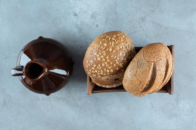 Pane fresco in cassetta di legno con bottiglia classica.