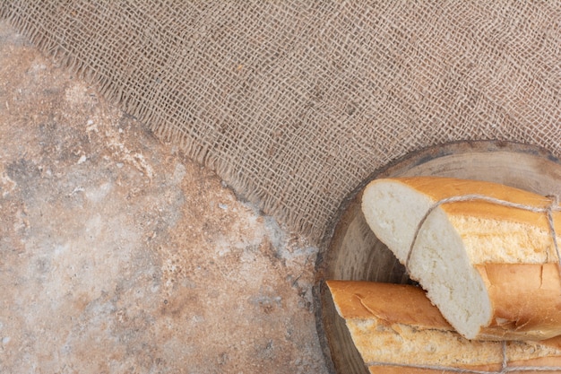 Pane fresco legato con una corda sul bordo di legno