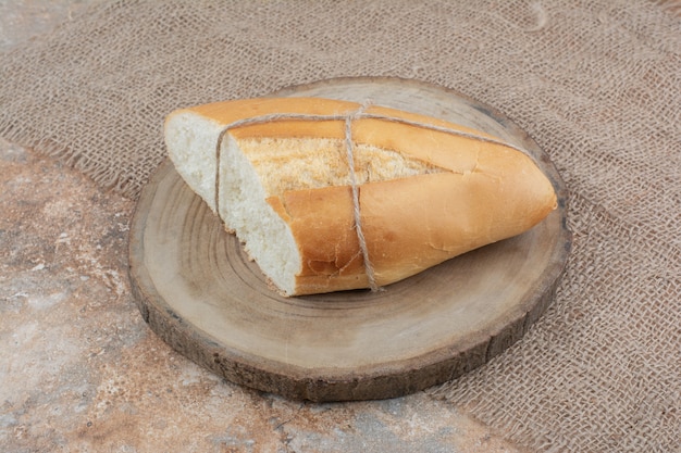 Pane fresco legato con una corda sul bordo di legno