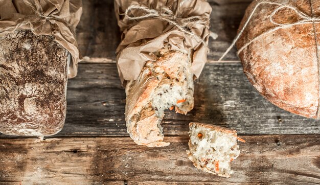 pane fresco su fondo di legno