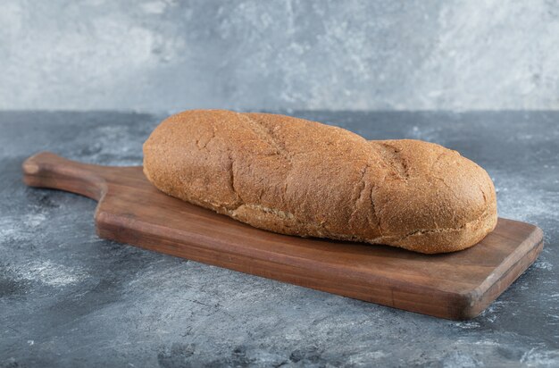 Pane fresco su tavola di legno. vista laterale. Foto di alta qualità