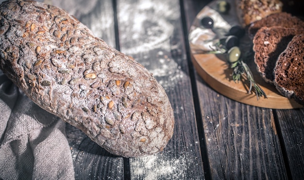 pane fresco su un bellissimo sfondo di legno