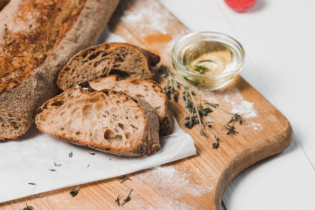 Pane fresco sul primo piano della tavola