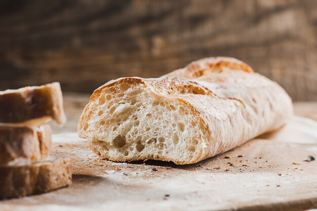 Pane fresco sul primo piano della tavola