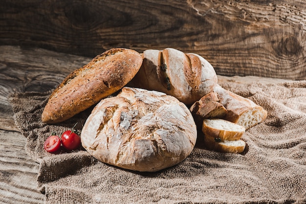 Pane fresco sul primo piano della tavola