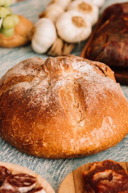 Pane in mezzo a cibo assortito