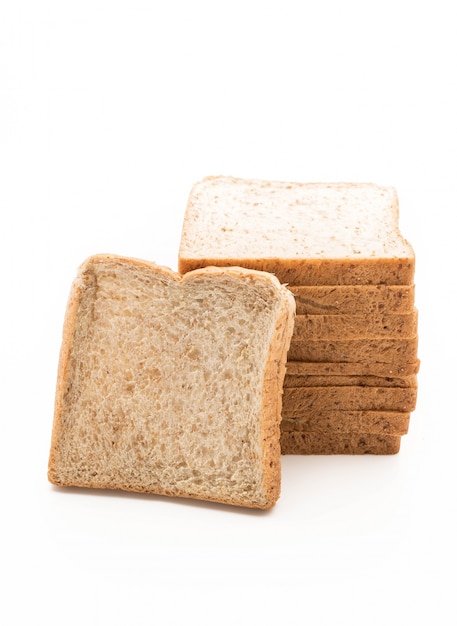 pane integrale di grano su bianco