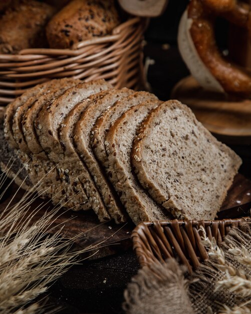 Pane integrale sano affettato sottilmente sul tavolo.