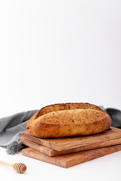 Pane integrale su un mucchio della vista frontale dei bordi di legno