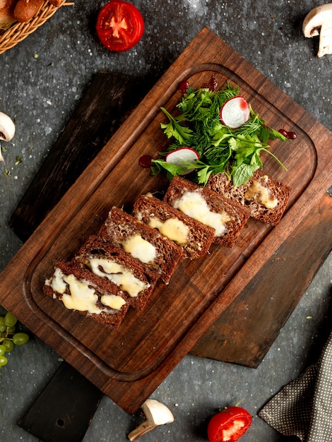 Pane nero fritto con funghi e crema di formaggio