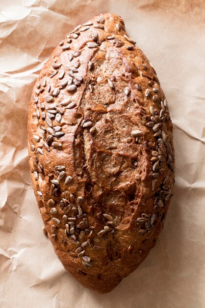 Pane primo piano con semi su carta pergamena