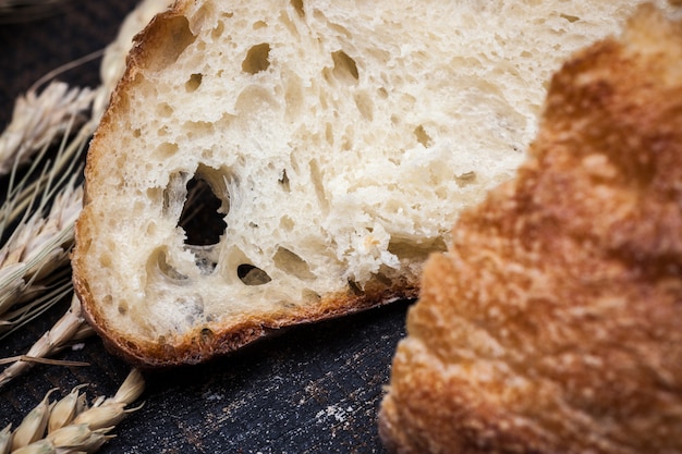 Pane rustico sul tavolo di legno. Sfondo di legno scuro